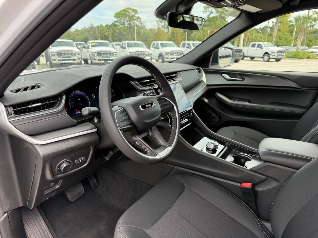 New 2027 Jeep Grand Cherokee Laredo AWD/4WD image 21