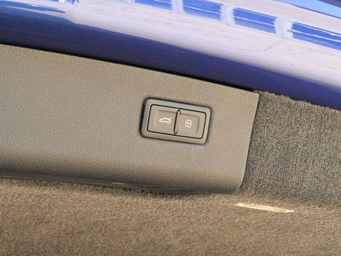 Used 2025 Bentley Bentayga image 45