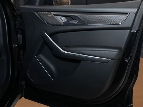 Used 2021 Jaguar F-PACE SVR image 19