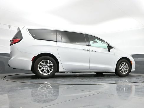 Used 2023 Chrysler Pacifica Touring-L FWD image 42