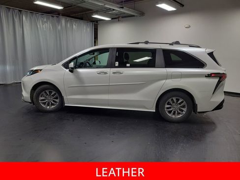 Used 2024 Toyota Sienna XLE w/ XLE Plus Package image 5