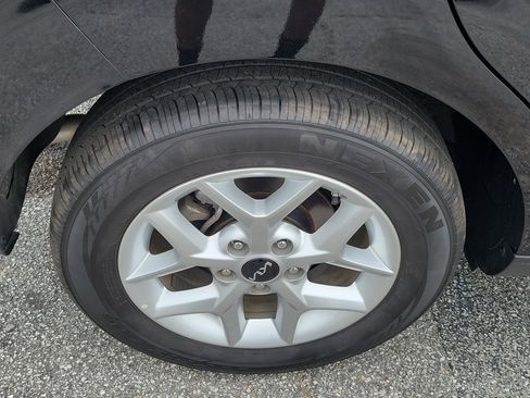 Used 2025 Kia Soul LX FWD image 7