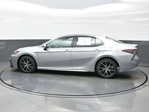 Used 2024 Toyota Camry SE image 3