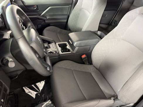 Used 2025 Toyota Tacoma SR5 AWD/4WD image 18