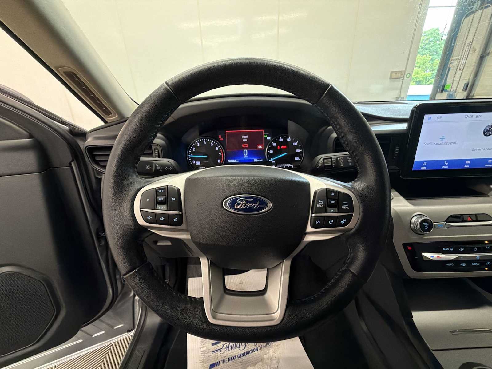 Used 2022 Ford Explorer XLT w/ Class IV Trailer Tow Package AWD/4WD image 11