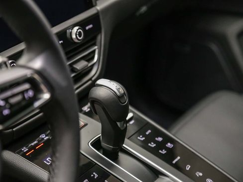 Certified 2026 Porsche Macan AWD/4WD image 24