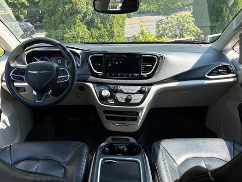 Used 2022 Chrysler Pacifica Touring-L FWD image 8