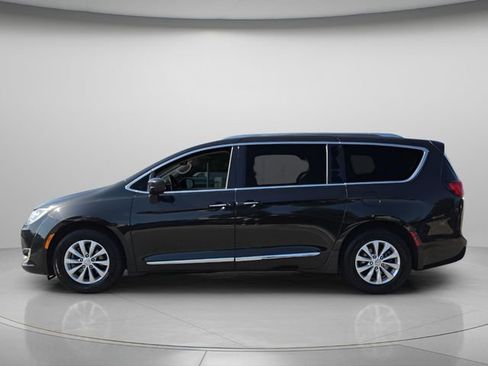 Used 2019 Chrysler Pacifica Touring-L FWD image 3