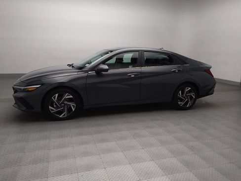 Used 2025 Hyundai Elantra Limited image 2