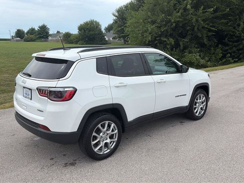 Used 2022 Jeep Compass Latitude w/ Sun and Sound Group AWD/4WD image 5