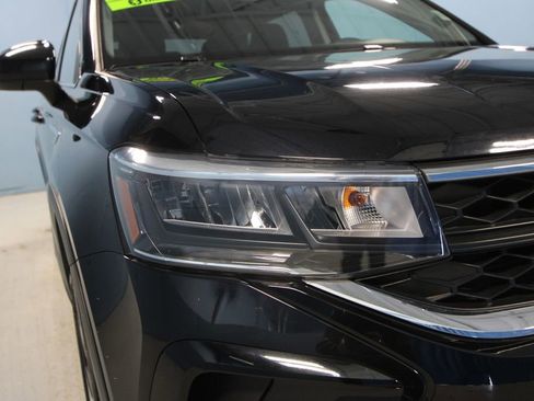 Used 2024 Volkswagen Taos SE image 32