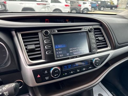 Used 2019 Toyota Highlander XLE image 24