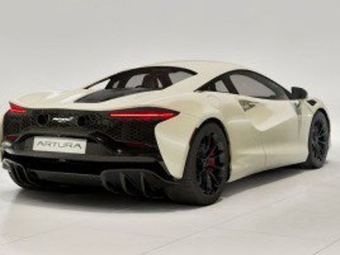 Used 2023 McLaren Artura image 3