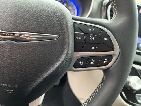 Used 2024 Chrysler Pacifica Touring-L image 17