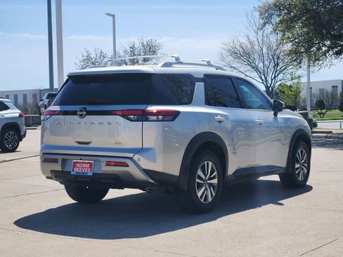 Used 2023 Nissan Pathfinder SL image 3