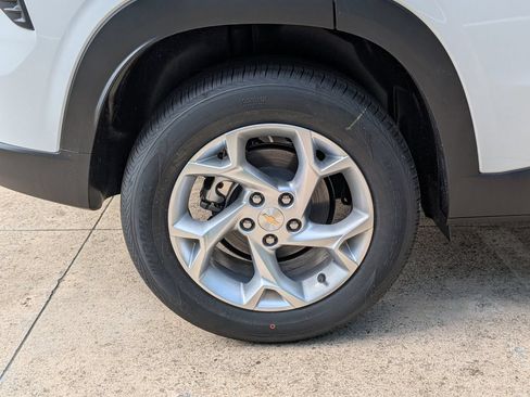 New 2026 Chevrolet Trax LS w/ LS Convenience Package FWD image 3