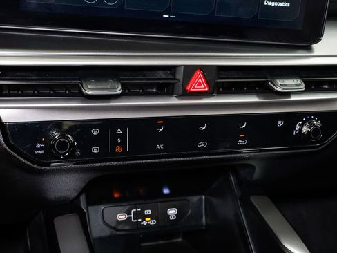 Certified 2025 Kia Sorento LX image 17