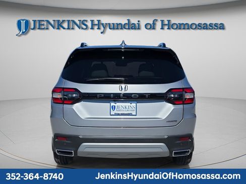 Used 2025 Honda Pilot Touring image 4