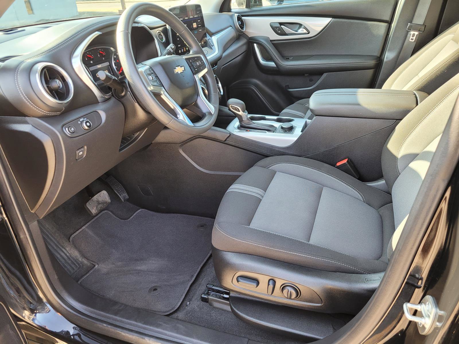 Used 2026 Chevrolet Blazer LT FWD image 2