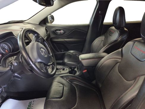 Used 2020 Jeep Cherokee Trailhawk AWD/4WD image 10