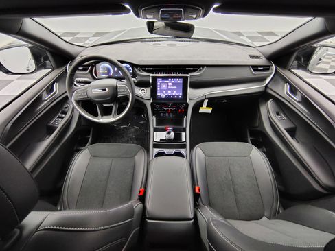 New 2025 Jeep Grand Cherokee Altitude image 2