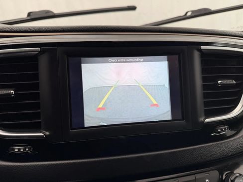 Used 2019 Chrysler Pacifica Touring-L FWD image 22