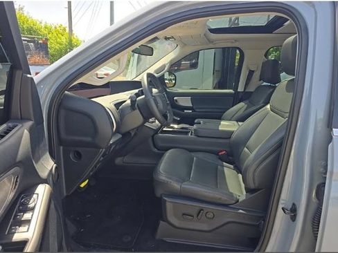 Used 2025 Ford Expedition Active RWD image 4
