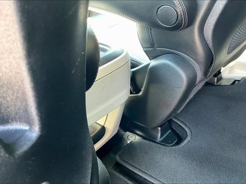 Used 2020 Chrysler Pacifica Touring-L w/ Tire & Wheel Group FWD image 12