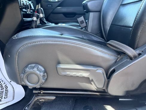 Used 2019 Jeep Wrangler Unlimited Sahara AWD/4WD image 11