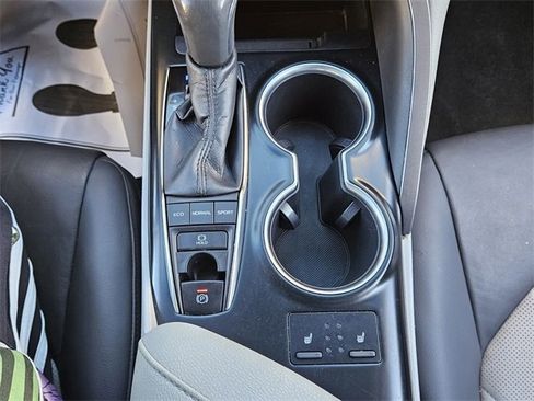 Used 2018 Toyota Camry XLE image 18
