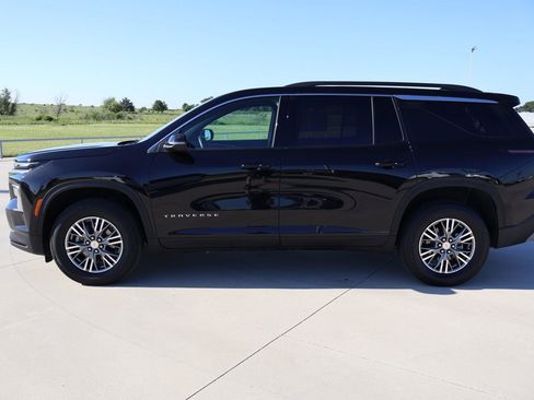 Used 2026 Chevrolet Traverse LT FWD image 2