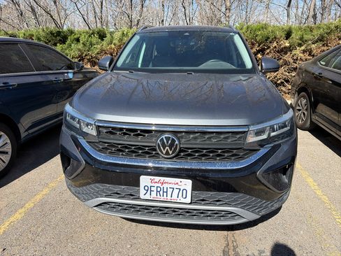 Used 2023 Volkswagen Taos SE w/ Black Wheel Package image 8