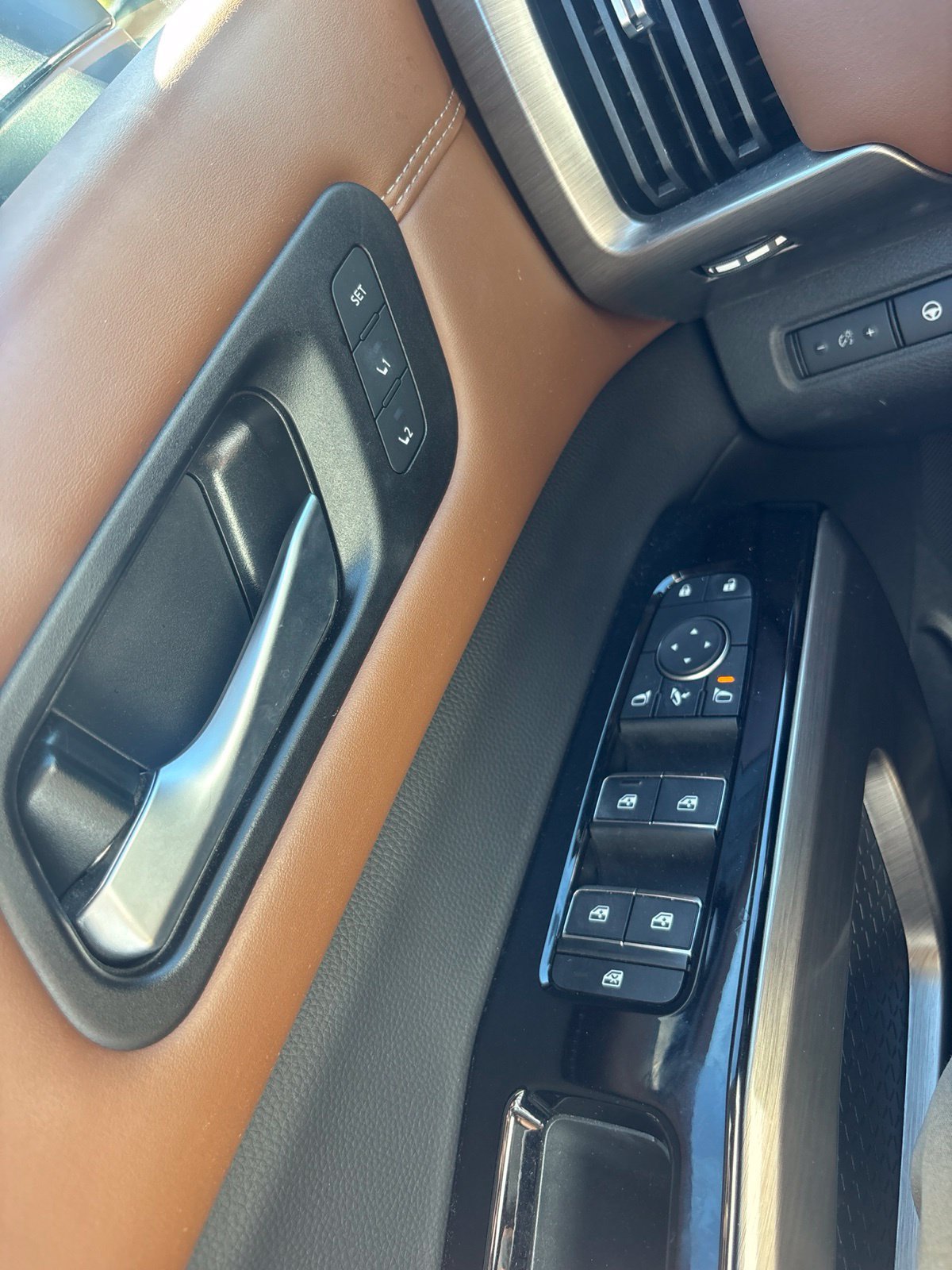 Used 2024 Nissan Pathfinder Platinum FWD image 6