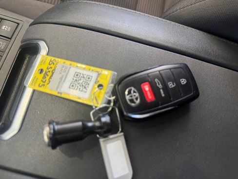 Used 2025 Toyota Highlander LE FWD image 31