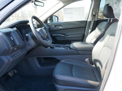 New 2026 Nissan Pathfinder Platinum image 5