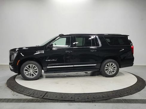 Used 2025 GMC Yukon XL Denali AWD/4WD image 4