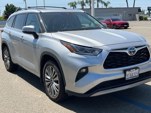 Used 2022 Toyota Highlander Platinum AWD/4WD image 3