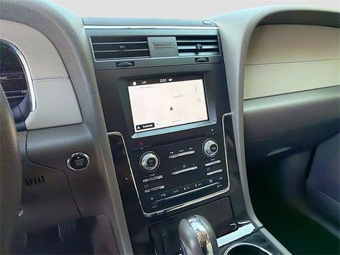 Used 2016 Lincoln Navigator Select image 28