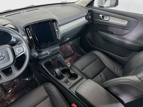 Used 2023 Volvo XC40 B4 Core w/ Convenience Package image 21