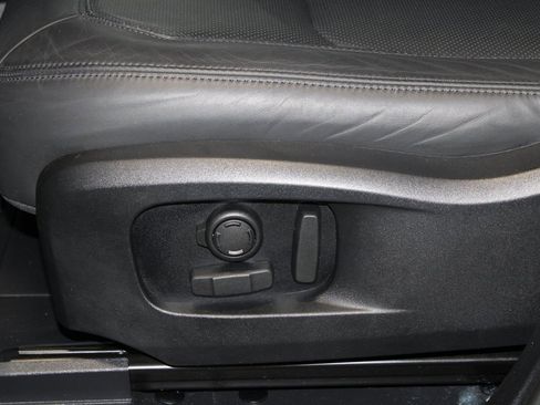 Used 2025 Land Rover Defender 110 X-Dynamic SE image 14