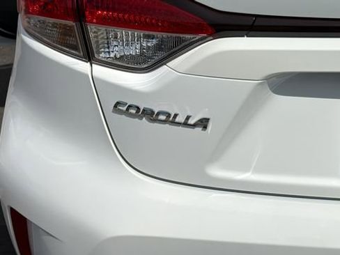 Used 2023 Toyota Corolla SE w/ SE Package image 12