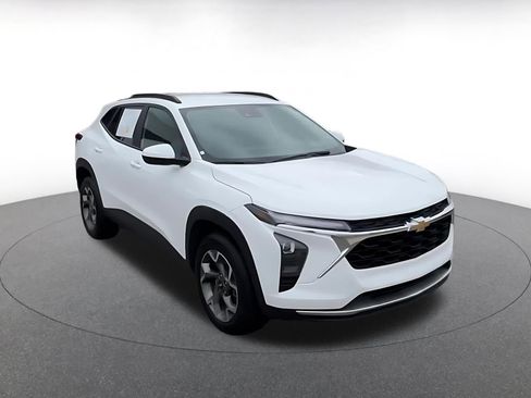 Used 2025 Chevrolet Trax LT FWD image 3