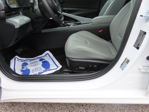 Used 2025 Hyundai Elantra Limited image 11