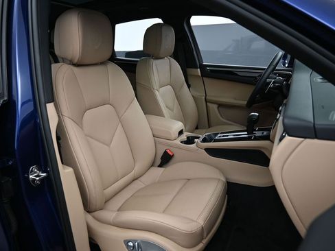 Certified 2025 Porsche Macan AWD/4WD image 29