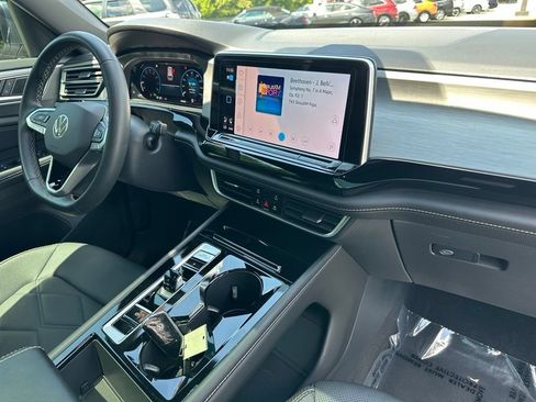 Used 2024 Volkswagen Atlas Cross Sport SE w/ Panoramic Sunroof Package FWD image 18