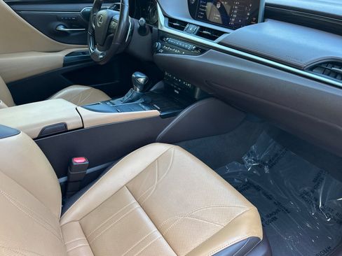 Used 2019 Lexus ES 300h Ultra Luxury w/ Accessory Package 2 FWD image 15