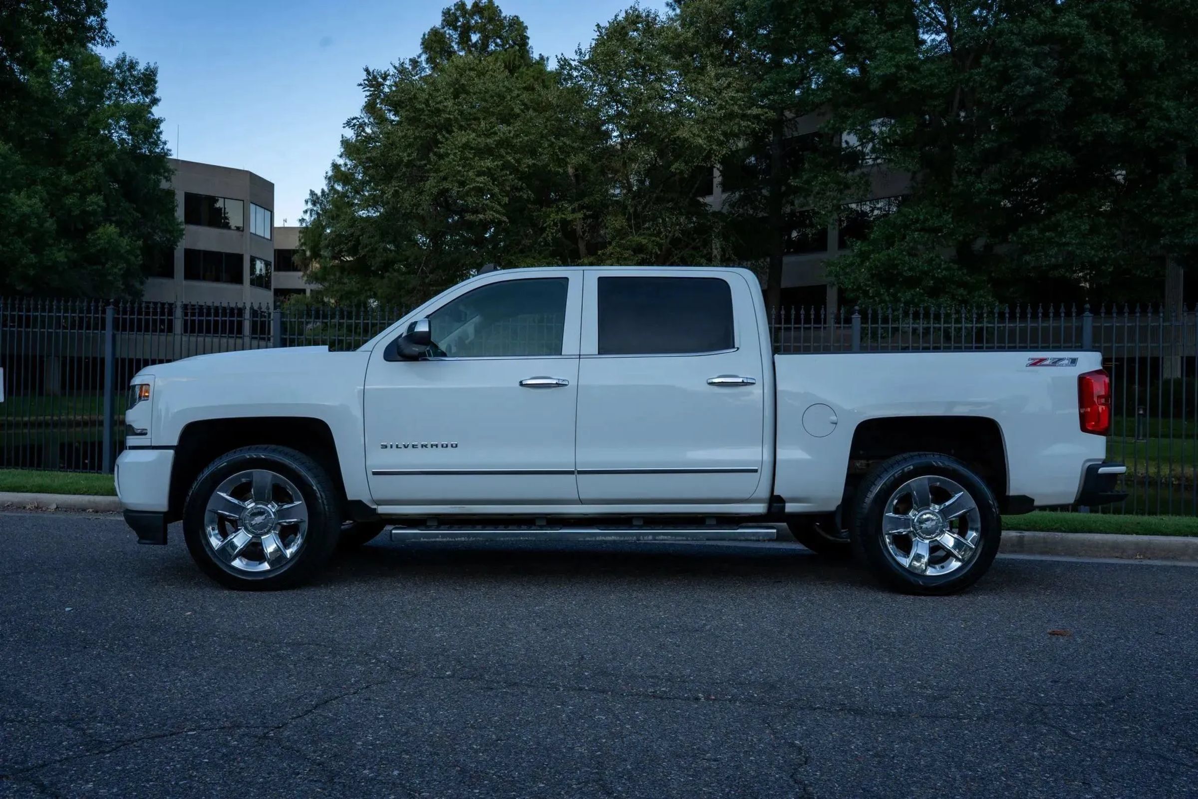 Used 2016 Chevrolet Silverado 1500 LTZ Z71 w/ LTZ Plus Package AWD/4WD image 9