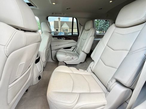 Used 2017 Cadillac Escalade Luxury AWD/4WD image 36