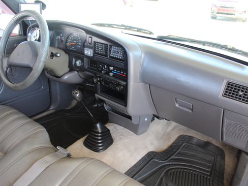 Used 1992 Toyota Pickup Deluxe RWD image 16