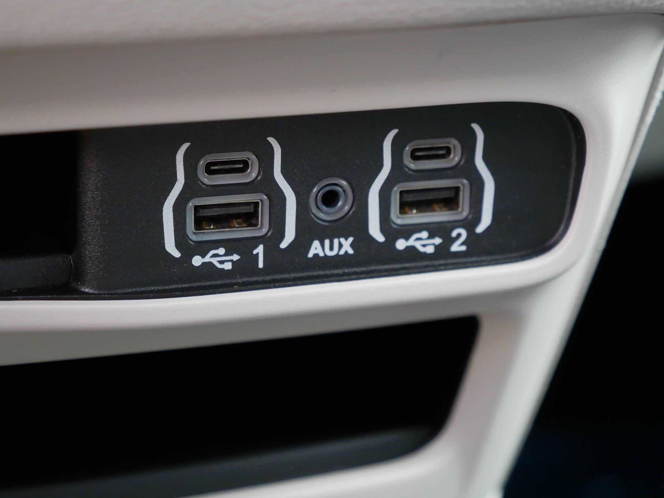 Used 2024 Chrysler Pacifica Limited FWD image 31